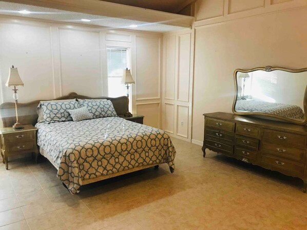 5 bedrooms, desk, iron/ironing board, WiFi