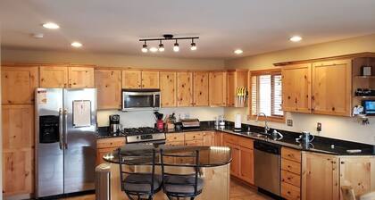 Granby Lake - Jacuzzi, steam shower, pool table