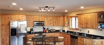 Granby Lake - Jacuzzi, steam shower, pool table