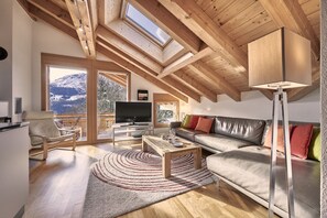 Fernseher, Kamin, DVD-Player