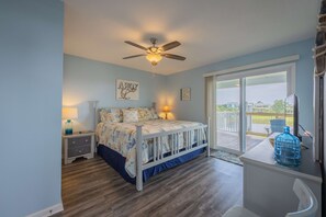 5 bedrooms, iron/ironing board, WiFi, bed sheets - Bird’s Up Retreat-Gulf Front Home at Shell Point Beach (Crawfordville)