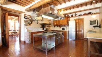 Frigorifero, forno, piano cottura, lavastoviglie