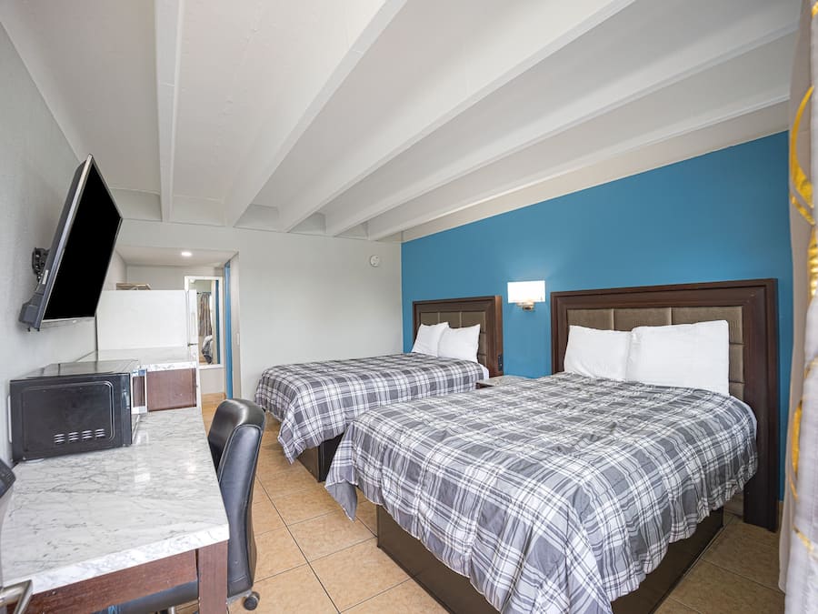 Zimmer, 2 Doppelbetten, Nichtraucher | Schreibtisch, Bügeleisen/Bügelbrett, kostenlose Zustellbetten