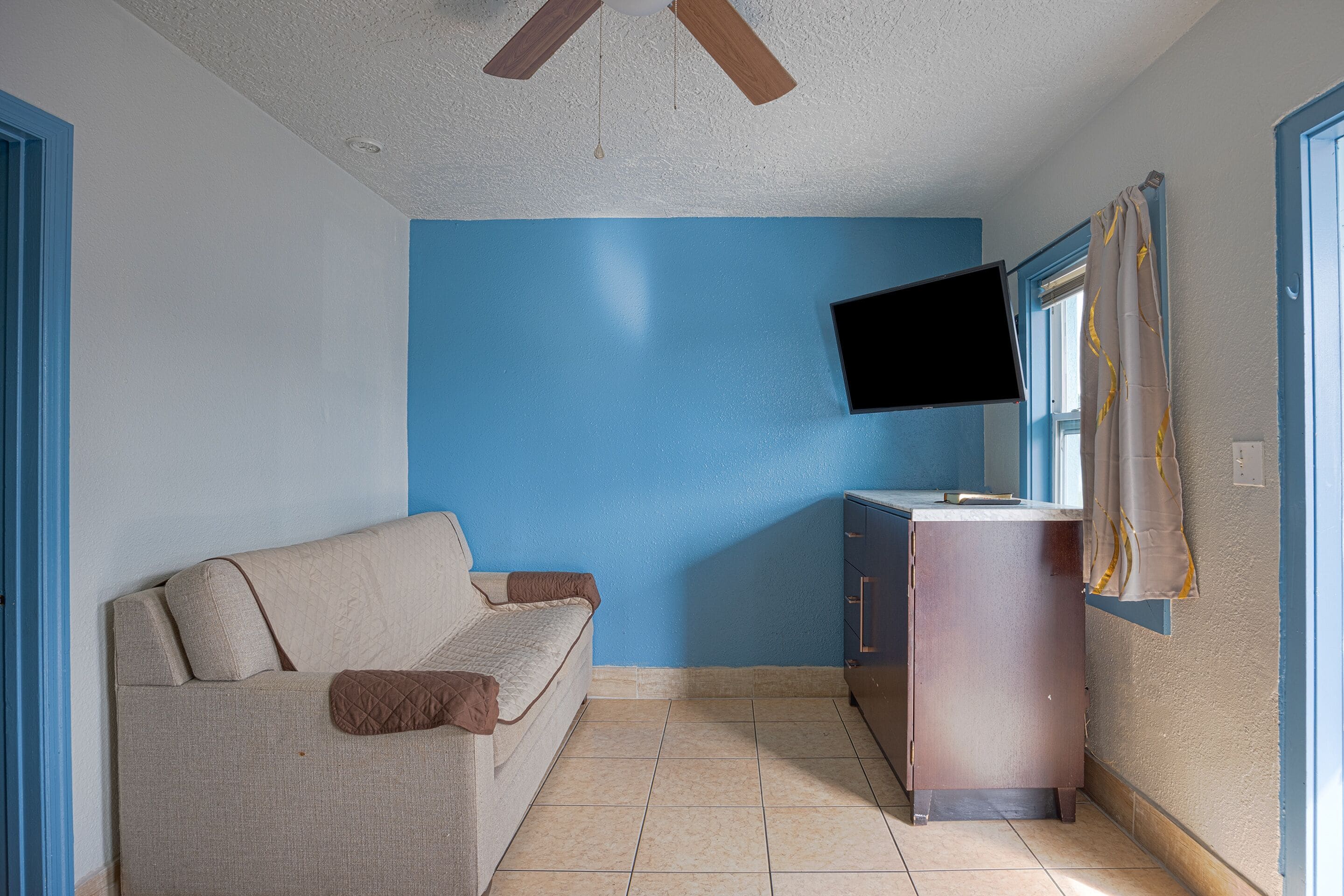 Desk, iron/ironing board, free rollaway beds, free WiFi