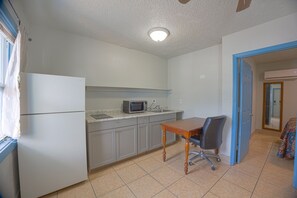 Fridge, microwave, coffee/tea maker - Aladdin Motel By OYO Merritt Island (Merritt Island)