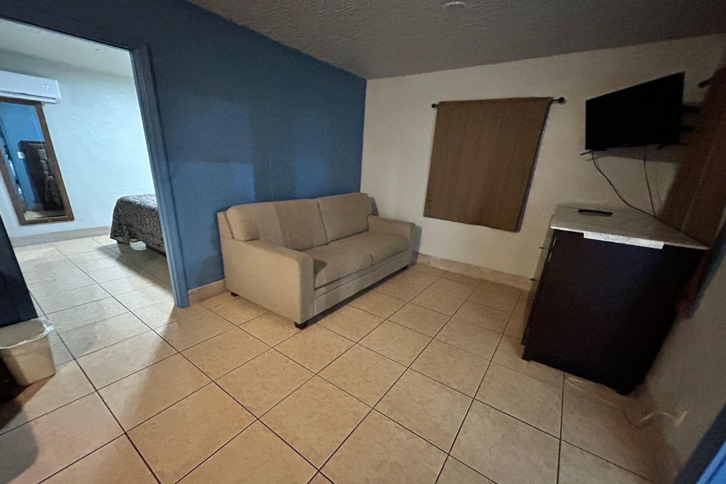 Suite, cocineta | Escritorio, tabla de planchar con plancha y camas extra gratis 