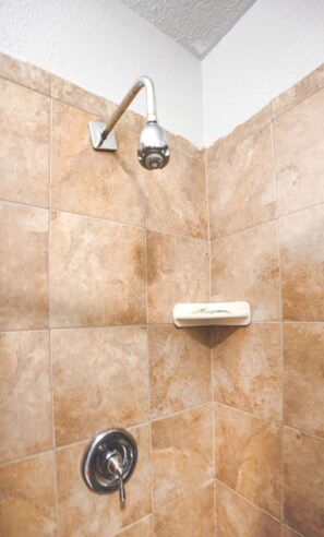Shower, free toiletries, hair dryer, towels - Aladdin Motel By OYO Merritt Island (Merritt Island)