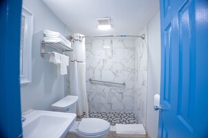 Quarto, 1 cama King, para não fumantes | Banheiro | Chuveiro, produtos de toalete grátis