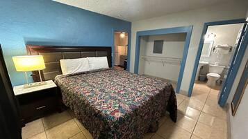 Suite, cuina bàsica | 1 dormitori, escriptori i planxa i posts de planxar