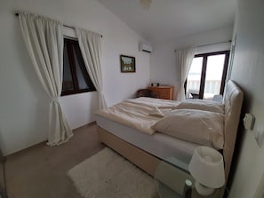 3 bedrooms, in-room safe, iron/ironing board, free WiFi