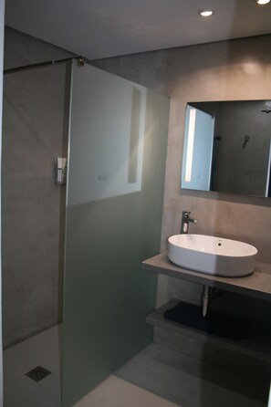 Dusche, Haartrockner, Bidet, Handtücher