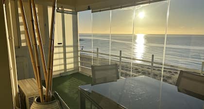 MAGNIFIQUE APPARTEMENT DE PREMIĂRE LIGNE / APPARTEMENT FRONT DE MER