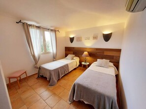 2 bedrooms, iron/ironing board, travel crib, free WiFi - Apartments in Residence with swimming pool (Sainte-Lucie de Porto-Vecchio)