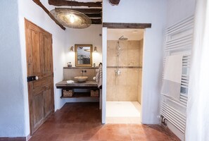Douche, séchoir à cheveux, serviettes fournies, savon