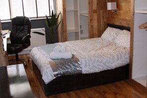 Deluxe-Zimmer (4) | Bügeleisen/Bügelbrett, kostenloses WLAN, Bettwäsche