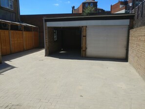 Free self-parking - College Street Abode - Guest House (Portsmouth)