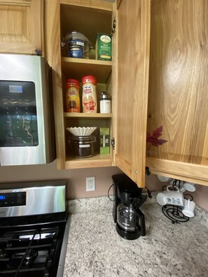 Fridge, microwave, oven, stovetop - Hidden Charm Suites - Peaceful Suite Lake Retreat (Lapeer)