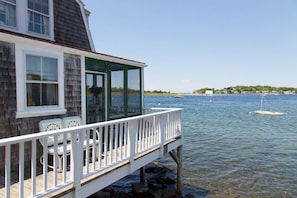 Terrace/patio - Clean Waterfront Classic Cottage with Private Beach (Gloucester)