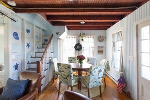 Dining - Clean Waterfront Classic Cottage with Private Beach (Gloucester)