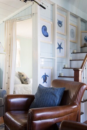 4 bedrooms, in-room safe, desk, free WiFi - Clean Waterfront Classic Cottage with Private Beach (Gloucester)