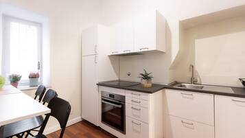 Coffee/tea maker, fridge, microwave, oven