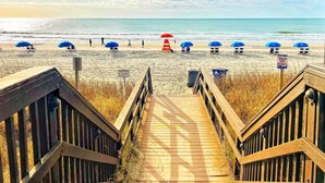On the beach - Beach Lover's Blvd-306B Oceanfront, pools, lazy river, hot tubs, pickleball (Myrtle Beach)