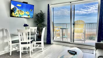 Smart-tv, ett bordtennisbord, böcker och ett musikbibliotek