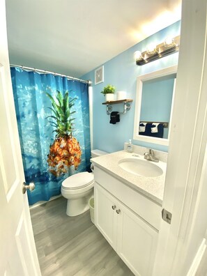 Combined shower/tub, hair dryer, towels, soap - Beach Lover's Blvd-306B Oceanfront, pools, lazy river, hot tubs, pickleball (Myrtle Beach)