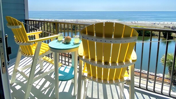 Outdoor dining - Beach Lover's Blvd-306B Oceanfront, pools, lazy river, hot tubs, pickleball (Myrtle Beach)