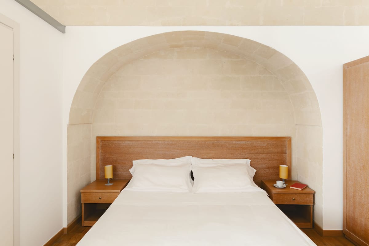 Desk, bed sheets