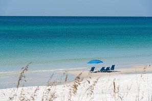 Plage à proximité, chaise longue, serviettes de plage
