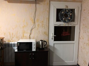 Grand Shared Dormitory | Shared kitchen | Full-size fridge, microwave, stovetop, toaster - M&G Hostel and Tours (Yerevan)