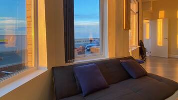 Deluxe-huoneisto, 1 makuuhuone, rantanäköala, rannan lähellä | Oleskelualue | LED-televisio, Netflix, suoratoistopalvelut