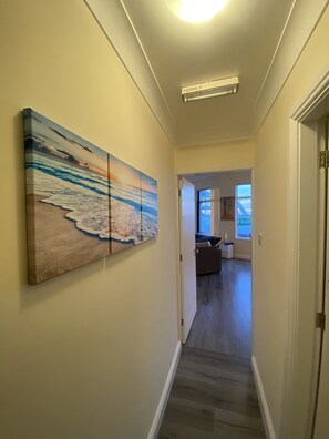 Apartamento luxo, 1 quarto, vista para a praia, de frente para a praia | Área de estar | TV LED 60 polegadas com canais digitais, TV, Netflix