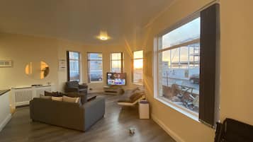 Deluxe-huoneisto, 1 makuuhuone, rantanäköala, rannan lähellä | Oleskelualue | LED-televisio, Netflix, suoratoistopalvelut