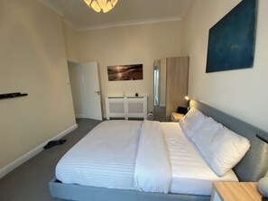 Deluxe Apartment, 1 Bedroom, Beach View, Beachfront | Egyptian cotton sheets, premium bedding, memory foam beds - Redcar Sea View Apartments (Redcar)