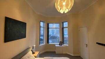 Deluxe-huoneisto, 1 makuuhuone, rantanäköala, rannan lähellä | 1 makuuhuone, egyptinpuuvillaiset lakanat, ylelliset vuodevaatteet