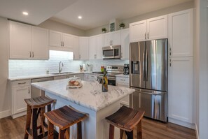 Réfrigérateur, four à micro-ondes, un four, surface de cuisson