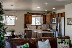 Interior - The Getaway | New build |Hot Tub| WiFi | A/C |Mtn Views|Wildlife|Family Friendly (Estes Park)