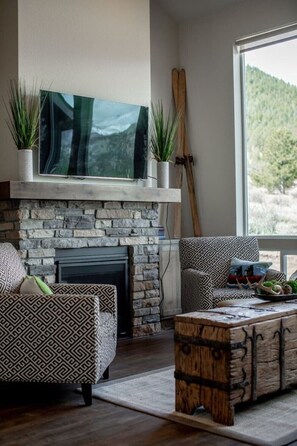 Televisión, chimenea, reproductor de DVD y futbolito 