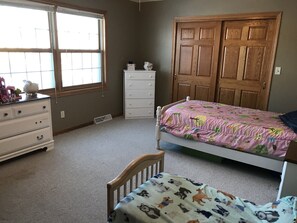 5 habitaciones, tabla de planchar con plancha, wifi y ropa de cama