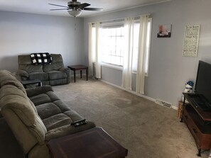 تلفزيون، ألعاب فيديو، مشغل دي في دي، مكتب