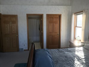 5 bedrooms, iron/ironing board, WiFi, bed sheets