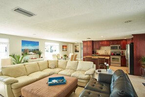 Una Smart TV, una chimenea, una pantalla de ordenador