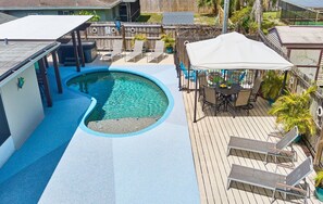 Una piscina al aire libre, una piscina climatizada