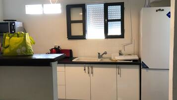 JÀÀkaappi, mikroaaltouuni, uuni, liesi