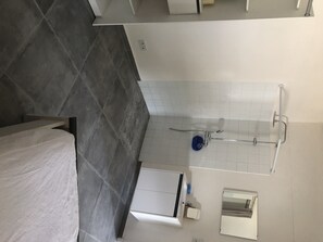 Chuveiro, secador de cabelo, toalhas de banho, sabonete
