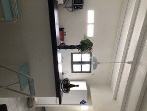 A room with a bed, a window, a ceiling fan, and a plant. - Townhouse F4 without garden, with 2 guest rooms to rent individually (Baie-Mahault)
