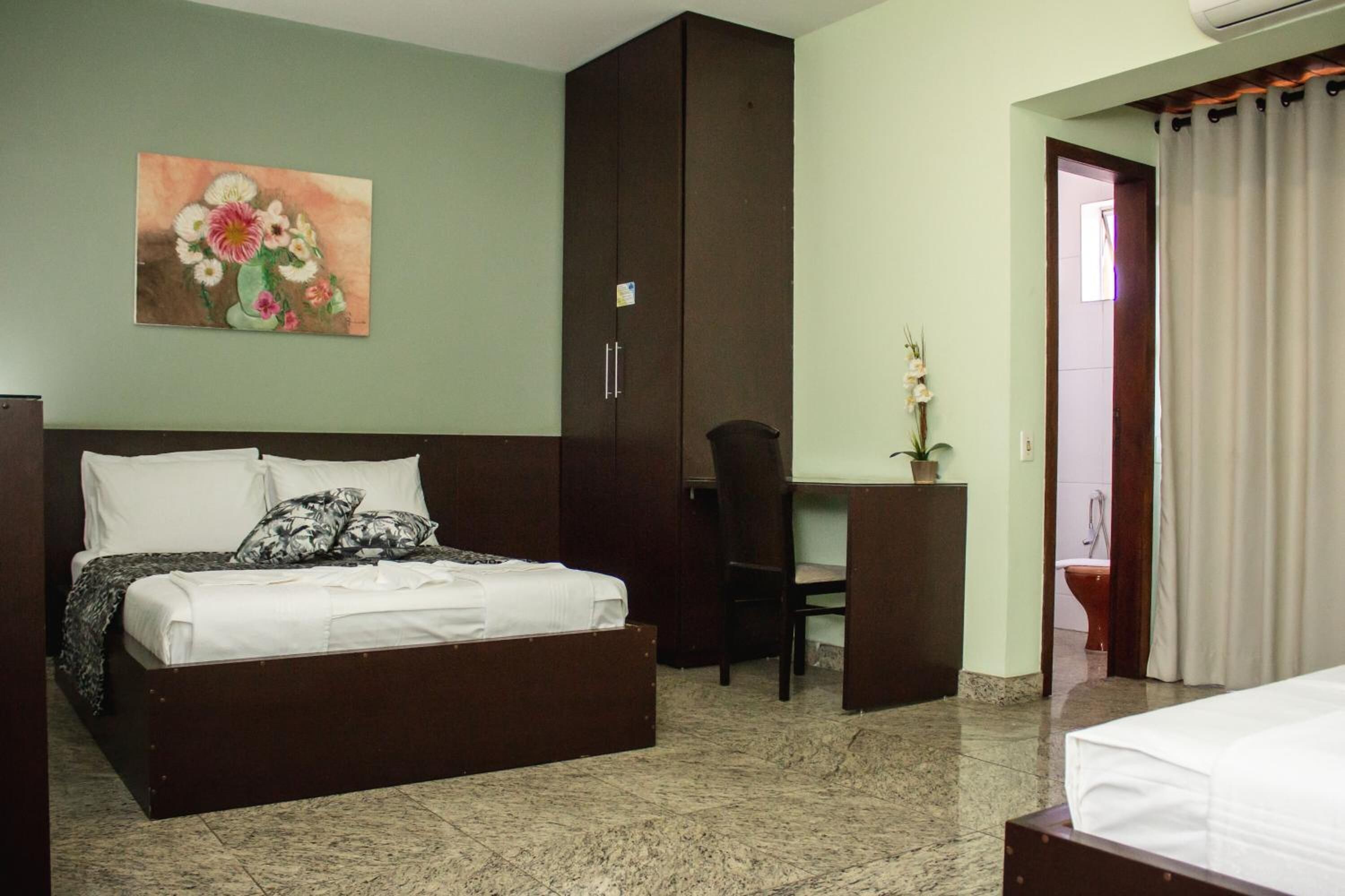 Minibar, desk, laptop workspace, free WiFi