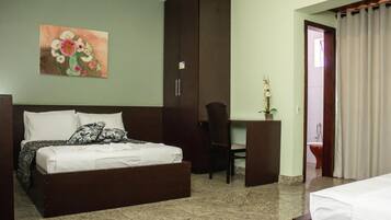 Minibar, desk, laptop workspace, free WiFi